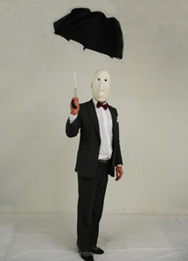 Mime im Frack und mit Schirm